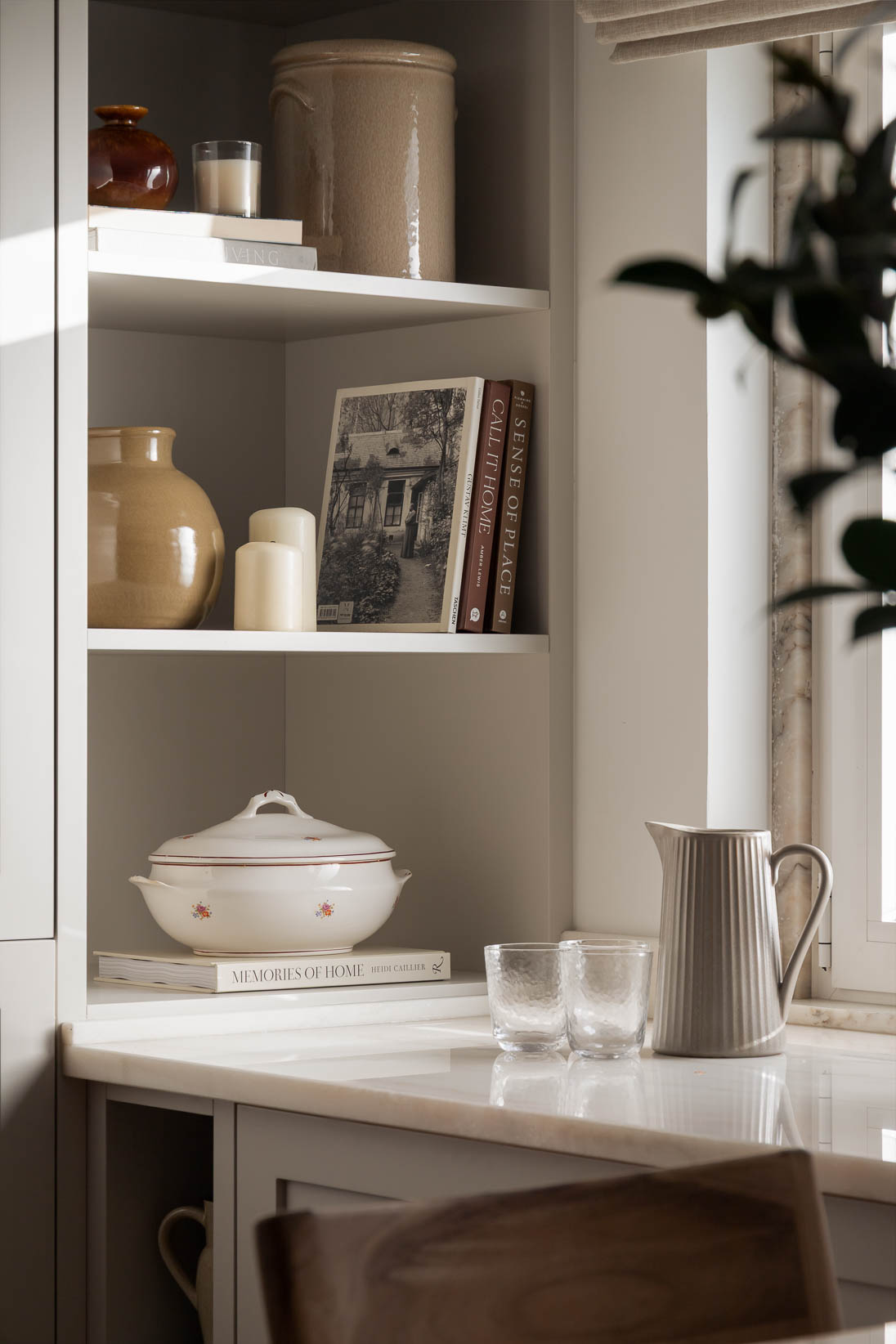 Detalhe da estante da cozinha decorada com peças intemporais