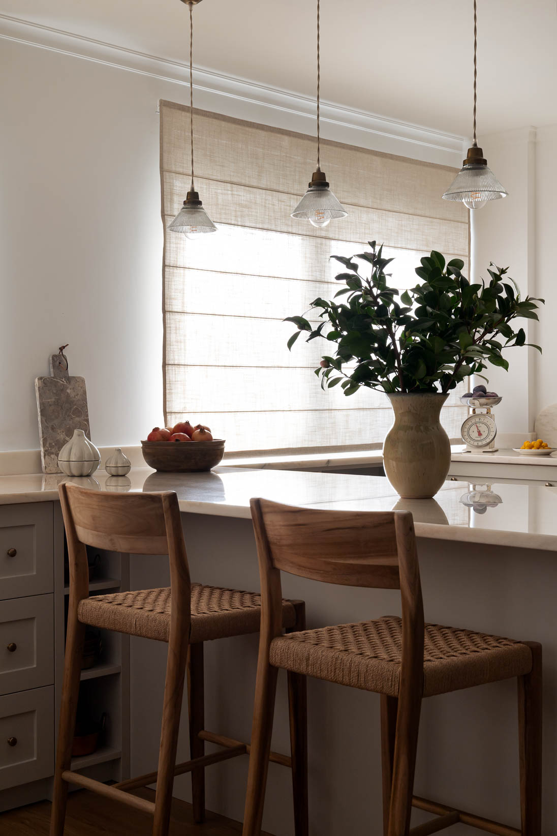 Cozinha com bancadas em mármore português e candeeiros sobre a ilha