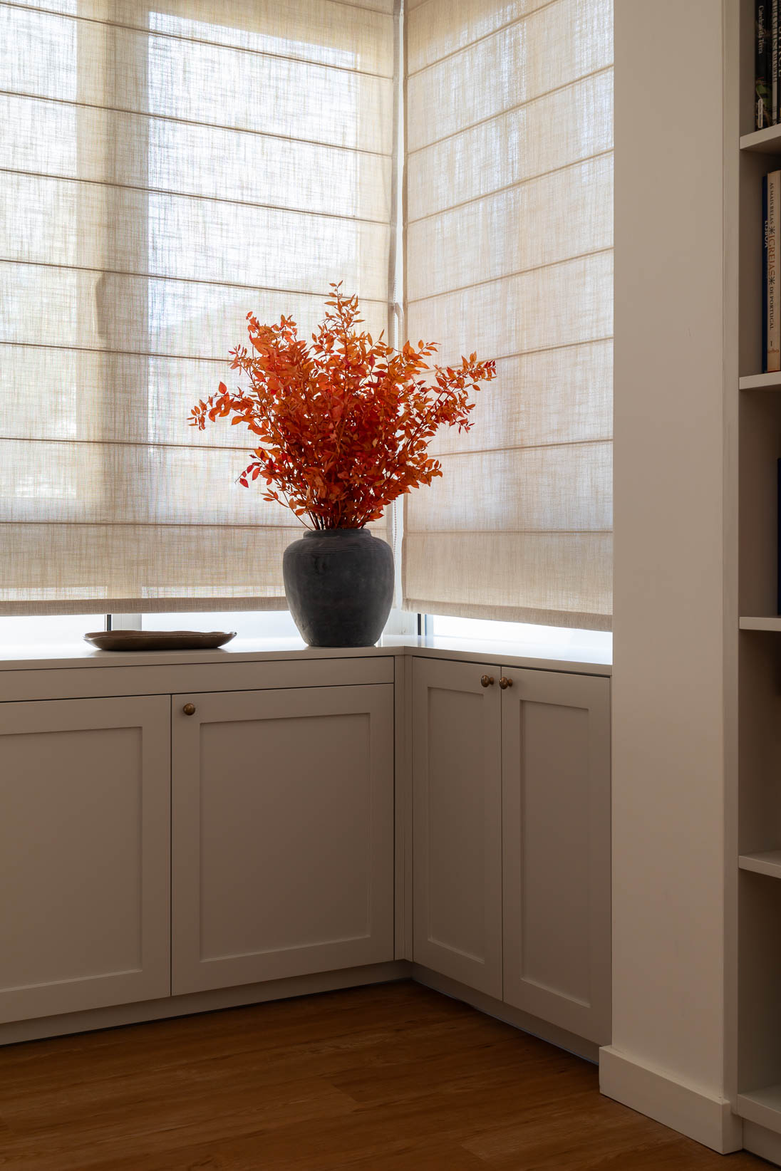 Espaço de leitura e trabalho com soluções de carpintaria por medida e estores em linho