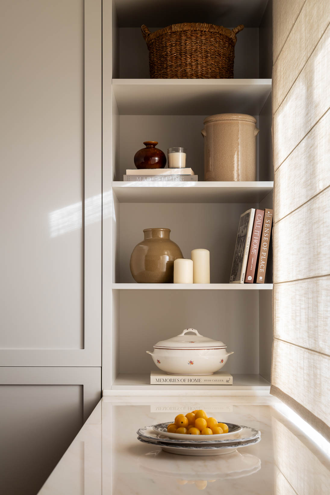 Cozinha luminosa com design por medida e acabamentos intemporais