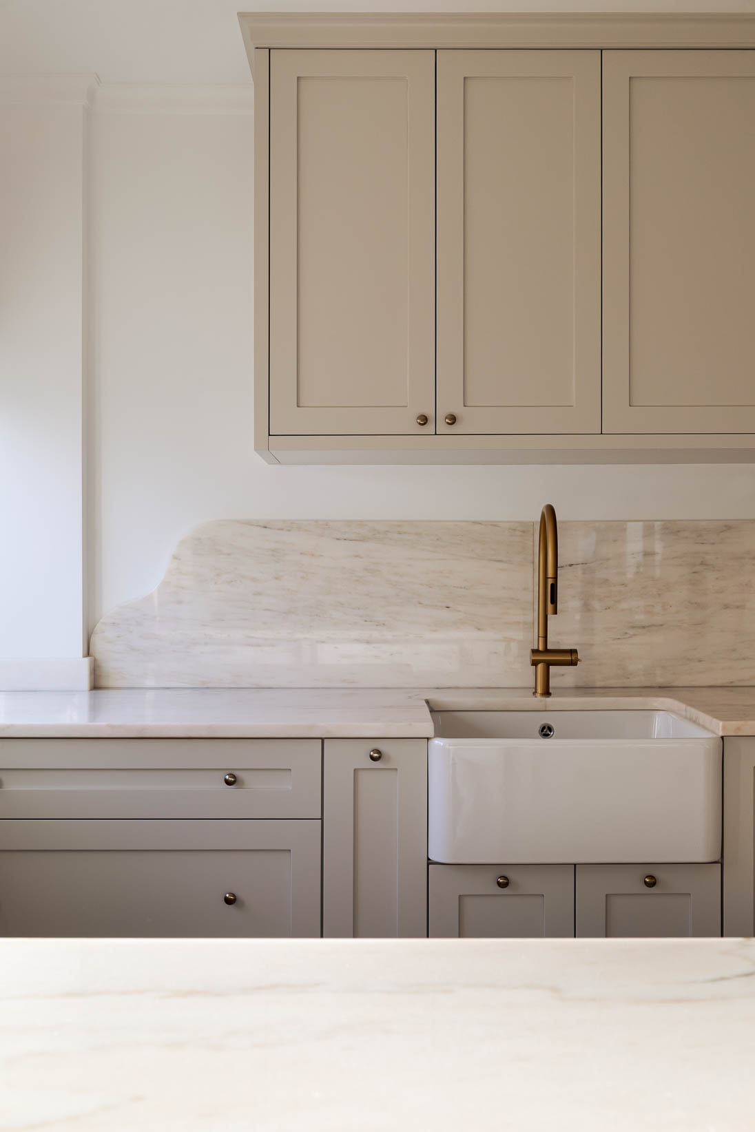 Cozinha com bancadas em mármore português e soluções de carpintaria por medida