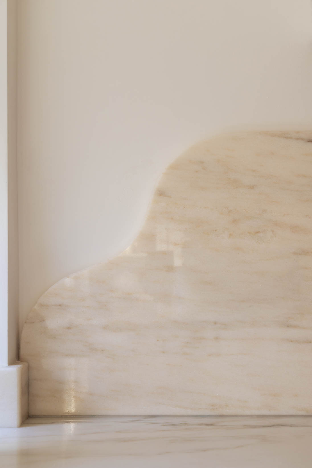 Detalhe de bancada e backsplash em mármore português