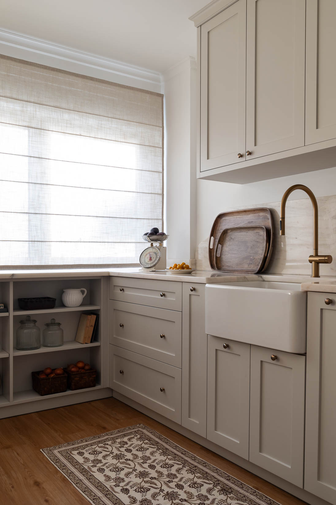 Cozinha com soluções de carpintaria por medida bancadas em mármore português