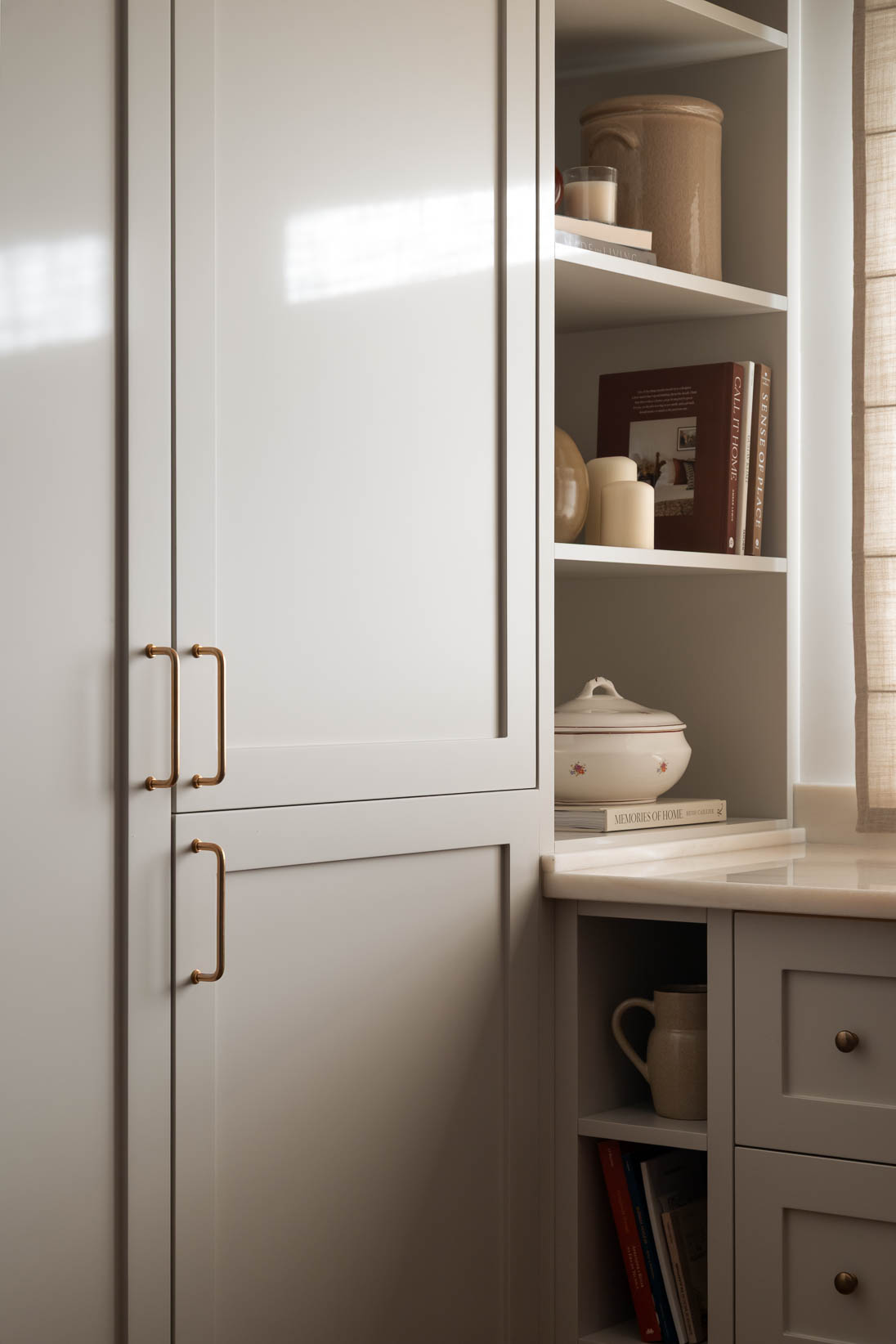 Cozinha luminosa com armários por medida e acabamentos intemporais